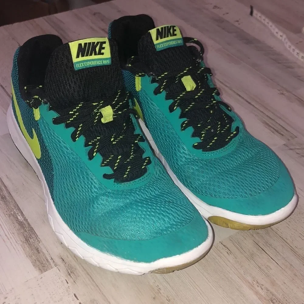 Bundle lady’s Nike flex Sz 8 & Nike shorts  Sz Sm